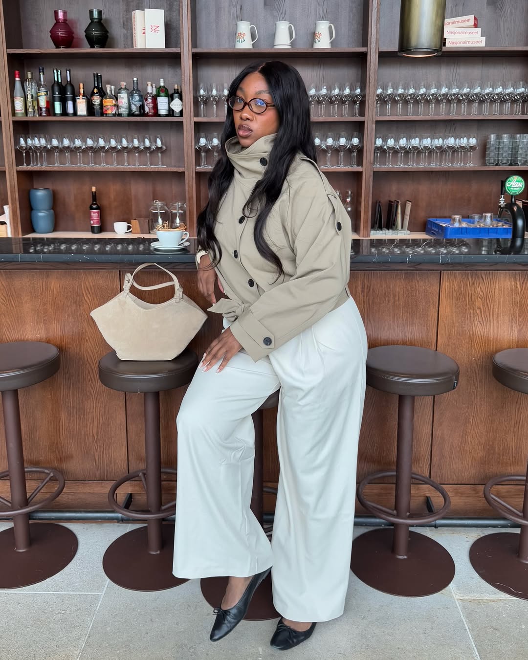 Calça de alfaiataria com trench coat e salto preto