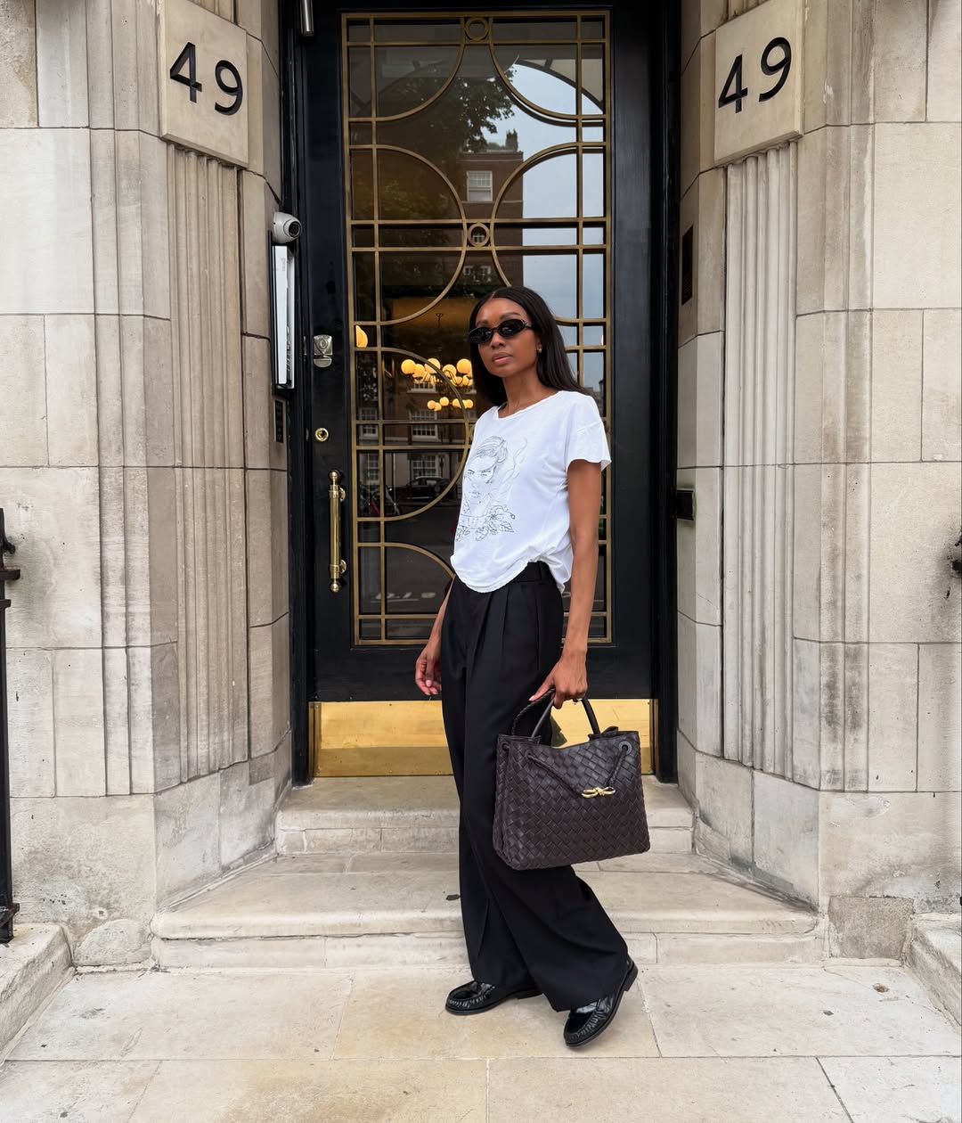 Look com calça de alfaiataria e camiseta estampada