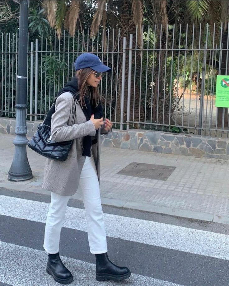 Look com blazer xadrez, boné e bota chelsea