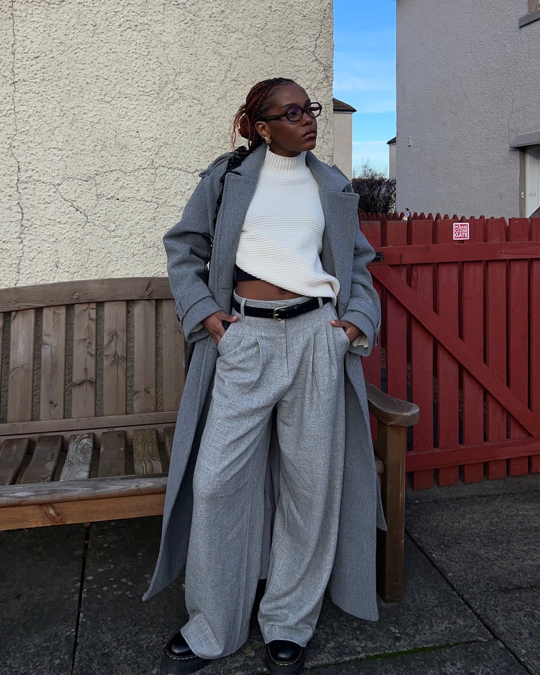 Look cinza com calça de alfaiataria e casaco longo