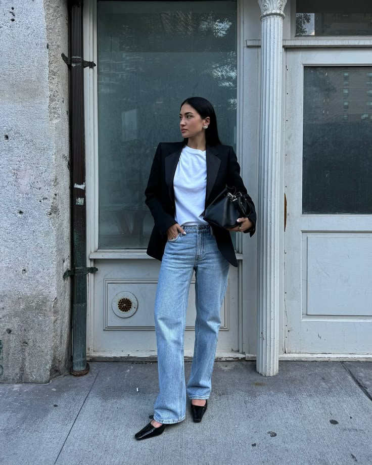 look-com-jeans-e-scarpin-para-o-dia-a-dia Inspiração com blazer preto, calça jeans e scarpin