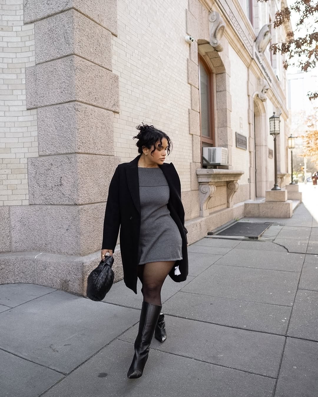 A combinação de vestido e meia-calça preta é ideal para transmitir elegância