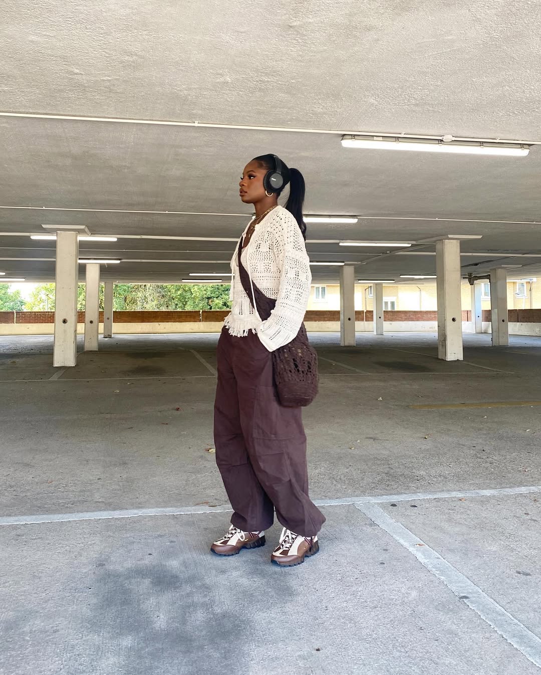 Look com cardigan de crochê e headphone preto