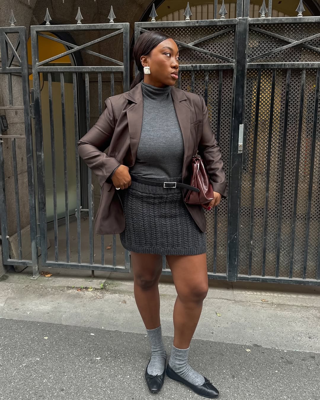 Saia curta com tricô e blazer marrom para dias frios