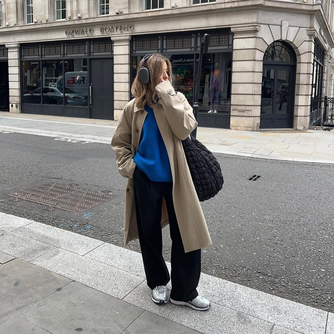 Look urbano com trench coat e headphone cinza