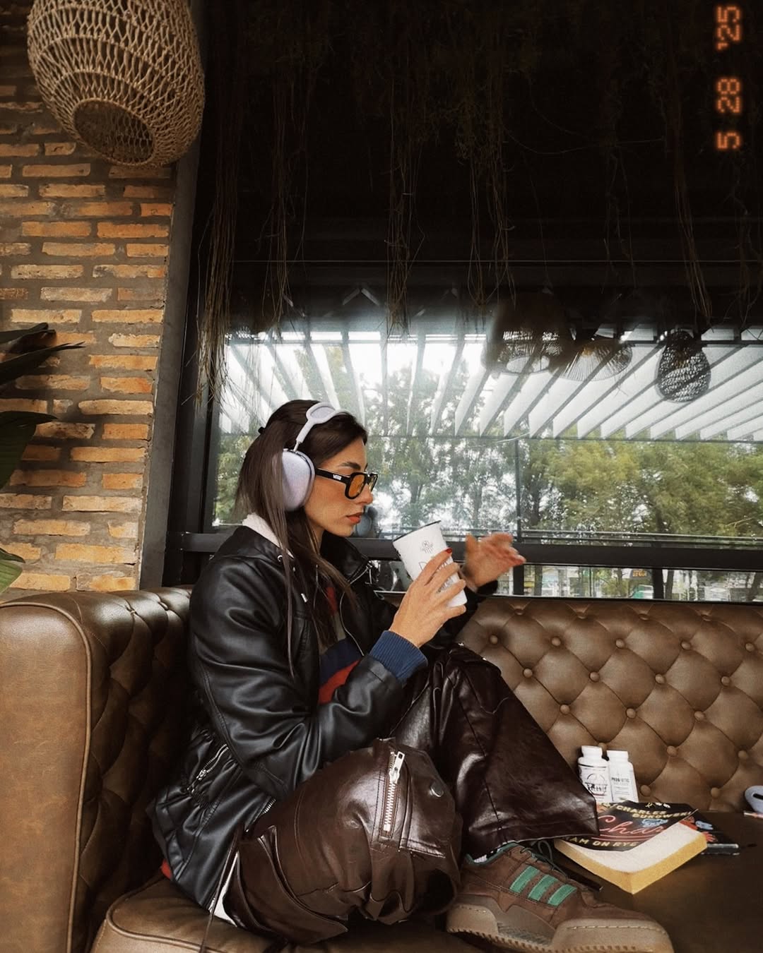 Look com jaqueta de couro e headphone lilás