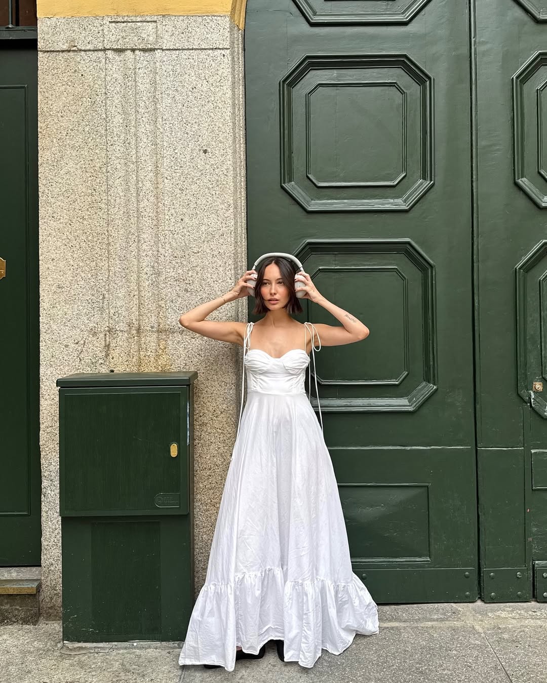 Look romântico com vestido branco e headphone