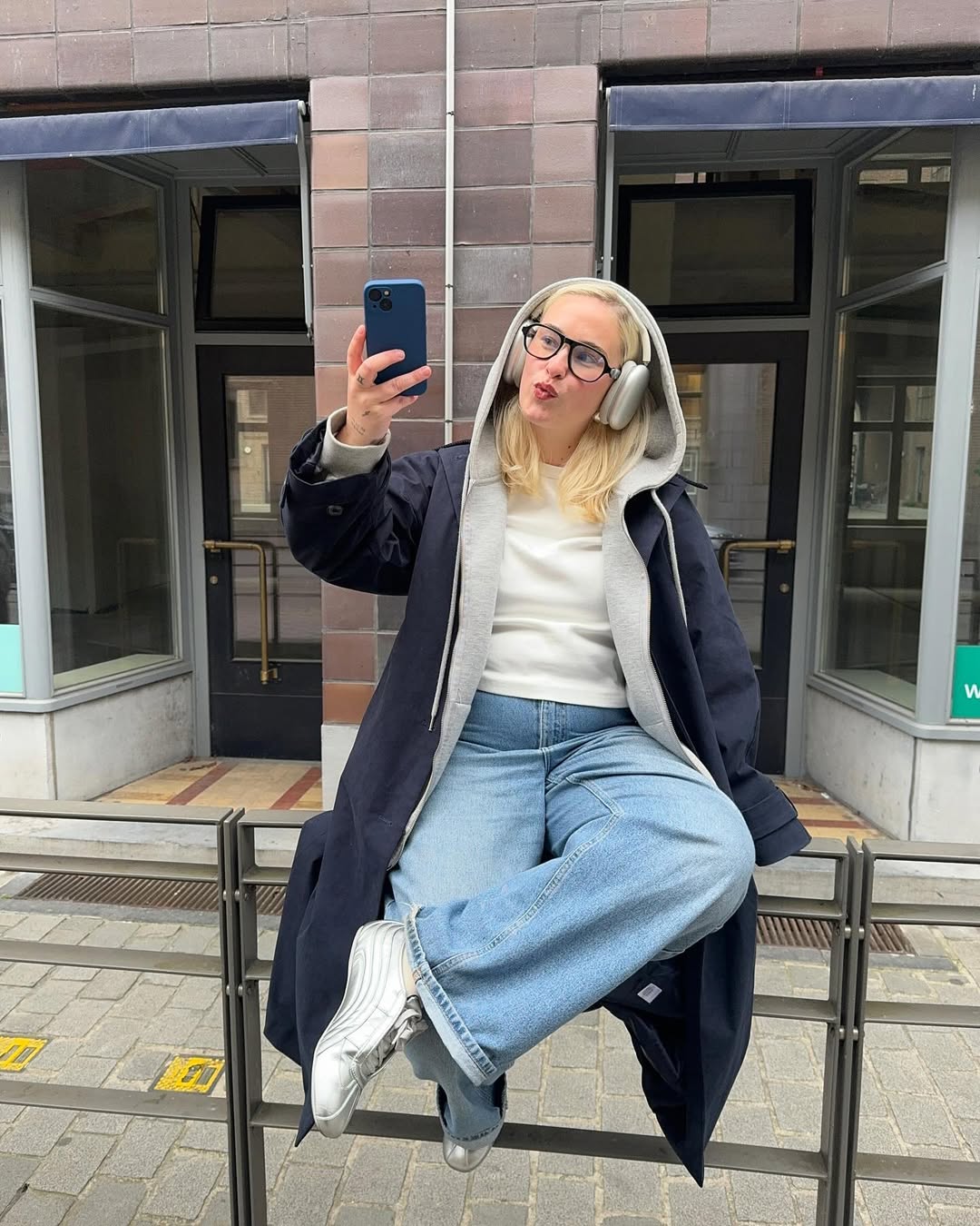 Look urbano com tênis prateado metalizado