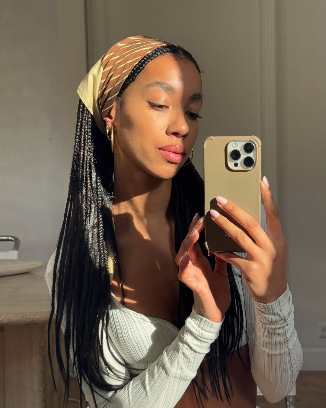 Penteado com lenço amarrado no cabelo traz charme retrô para o office look