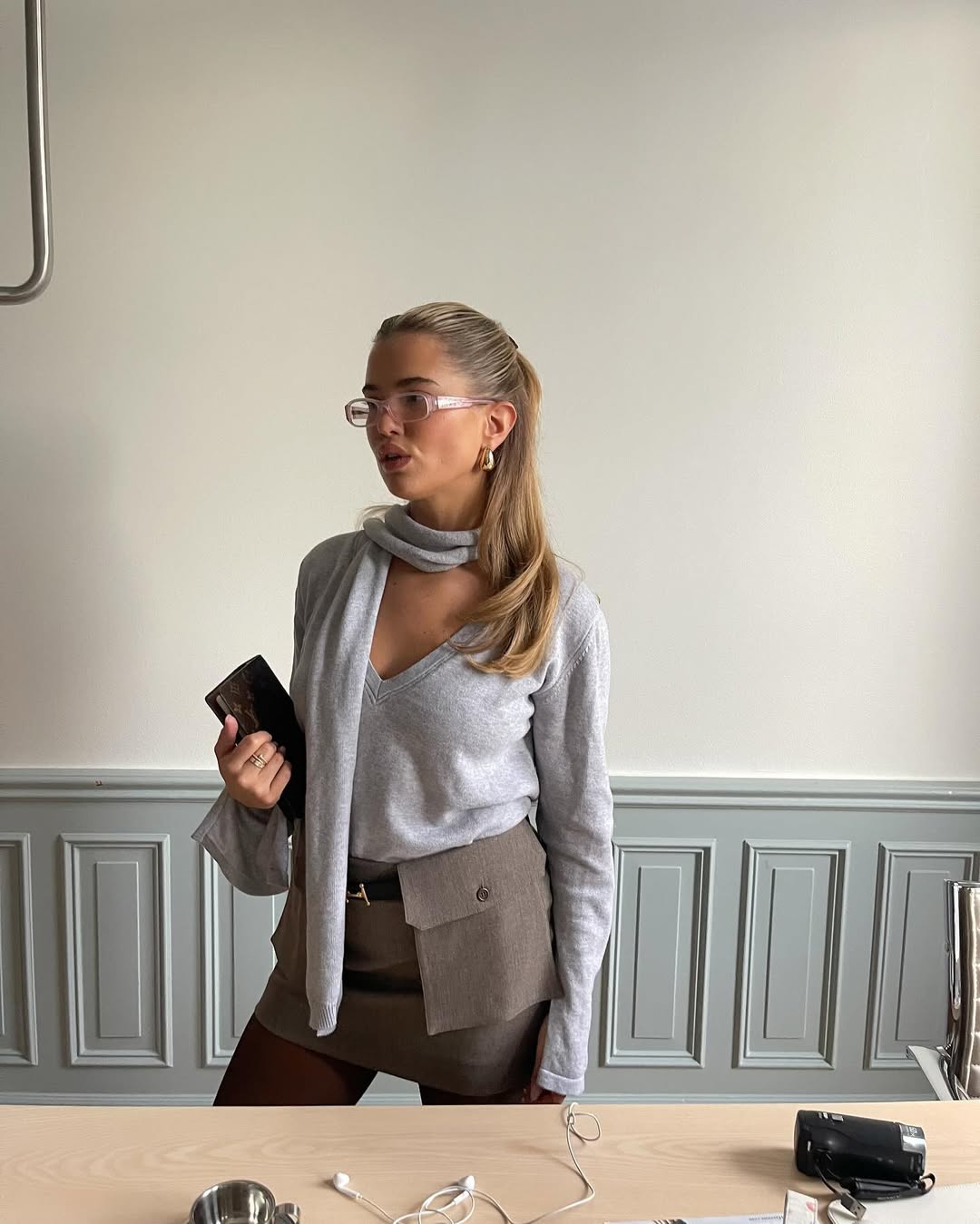 Penteado meio-preso com volume para um visual elegante no dia a dia de trabalho