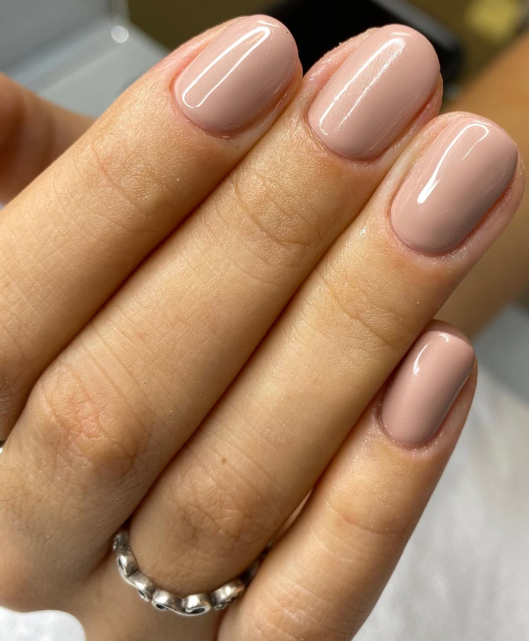 Nude clássico é aposta certeira para unhas delicadas