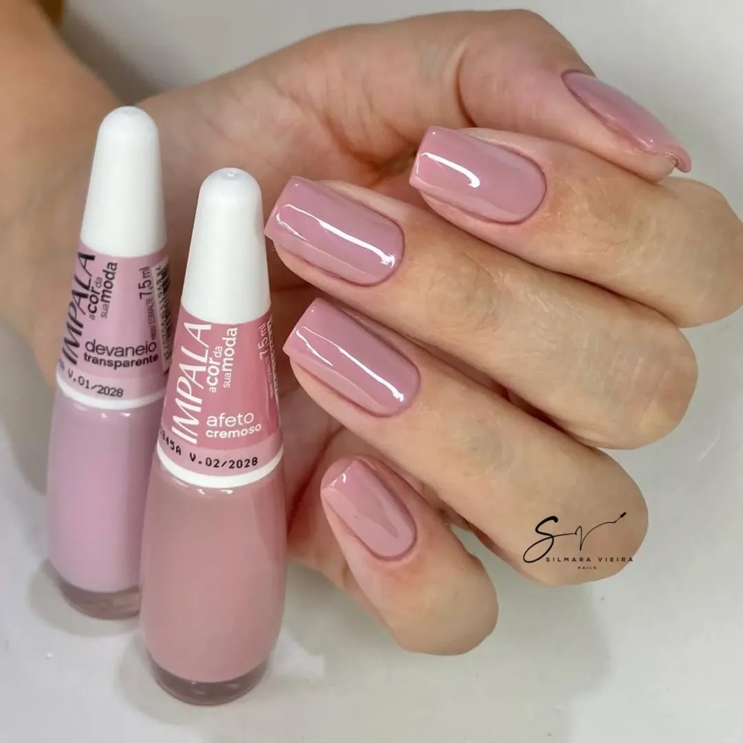 Rosa claro é opção romântica e delicada para as unhas