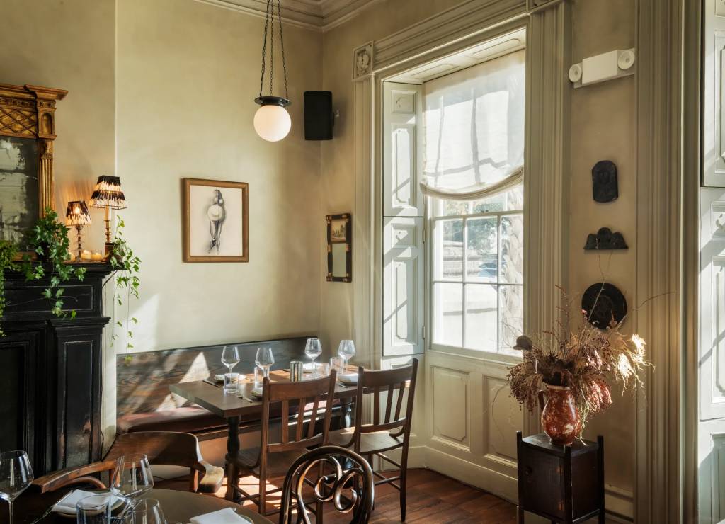 Imagem interna do restaurante Lowland nos Estados Unidos