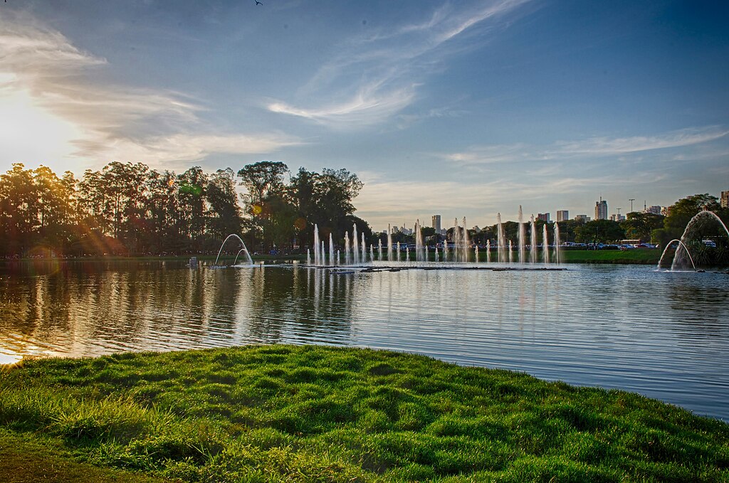 O cartão-postal mais famoso da cidade fica ainda mais charmoso nesta época. Os ipês amarelos e rosas se destacam, criando um cenário digno de fotos. Além das áreas verdes e dos lagos, vale aproveitar para visitar o Jardim das Esculturas, entre o Museu de Arte Moderna e o Pavilhão da Bienal.