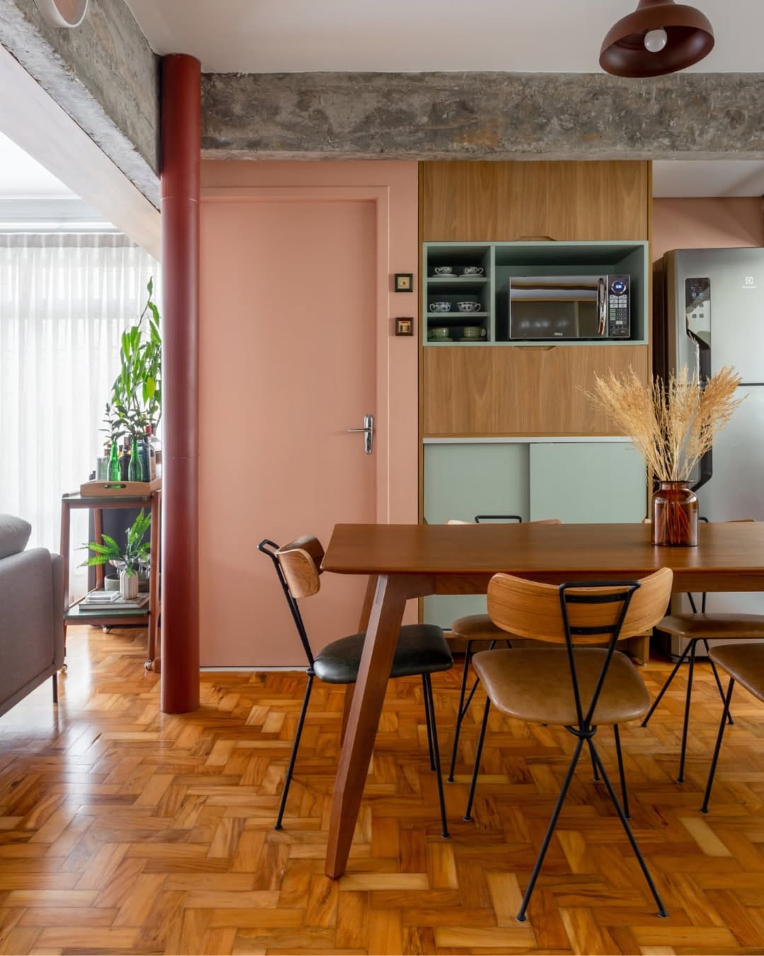 decoração com piso de taco e concreto aparente