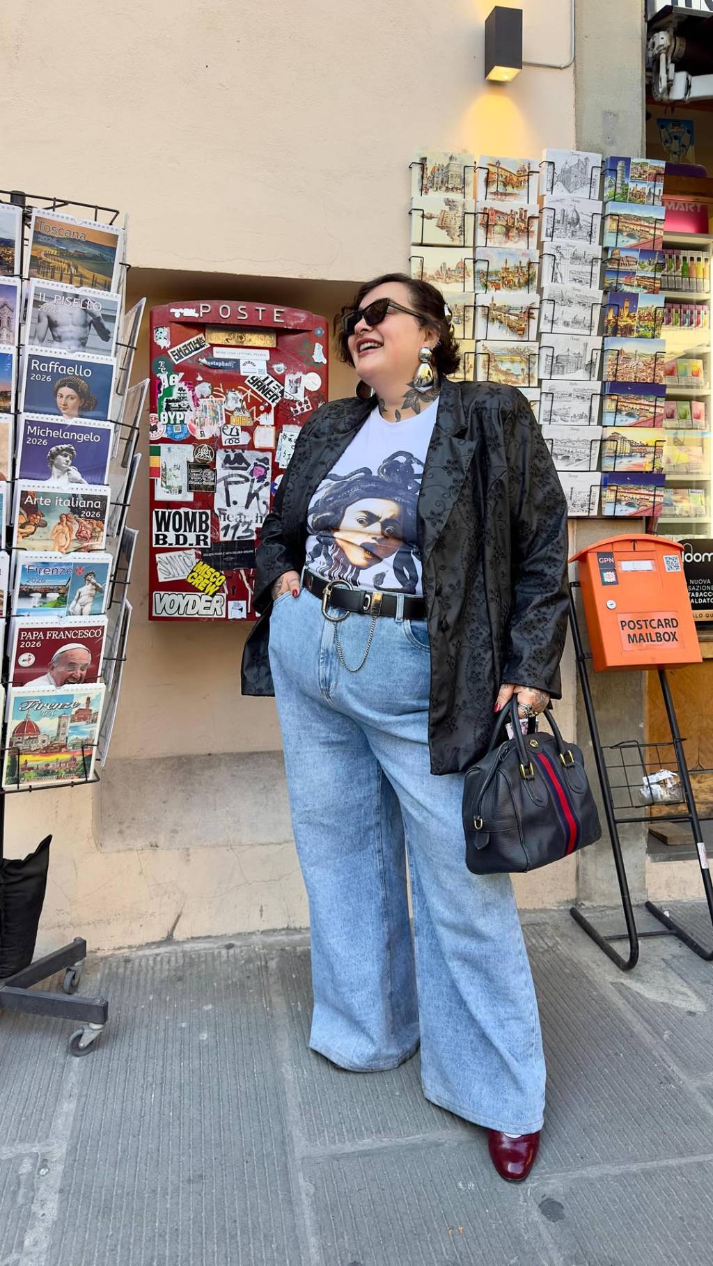blazer-e-calca-jeans Look plus size com blazer preto estampado, camiseta gráfica e jeans claro