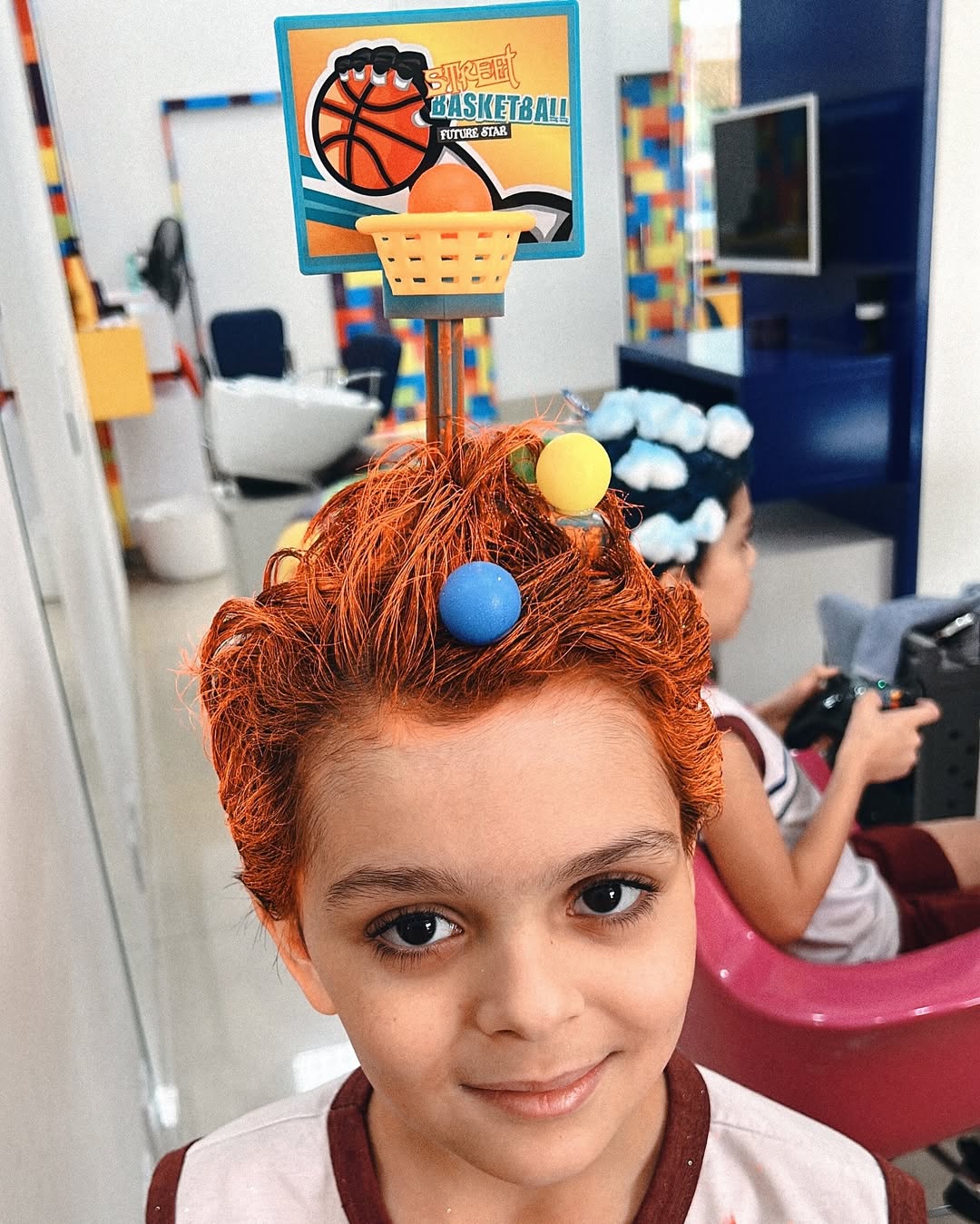 Cabelo maluco com cesta de basquete e bolinhas coloridas