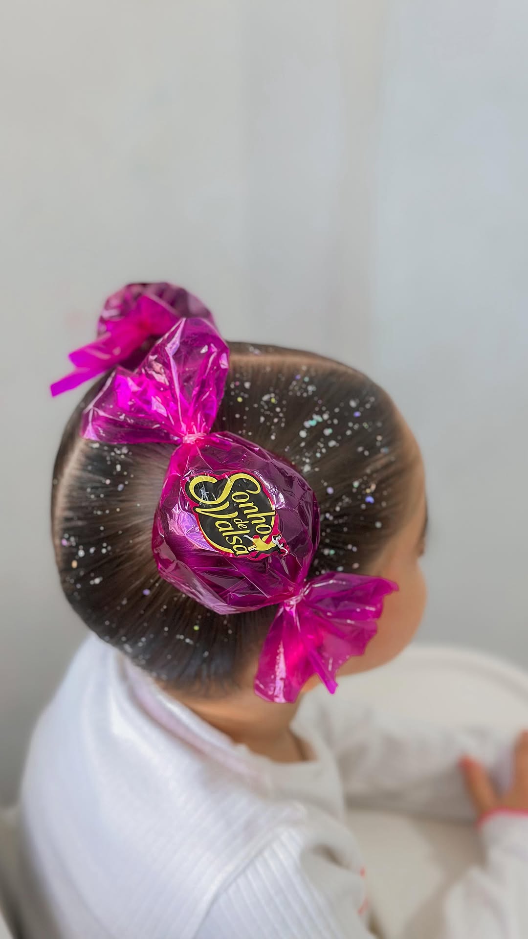 Cabelo maluco com bombons Sonho de Valsa no coque