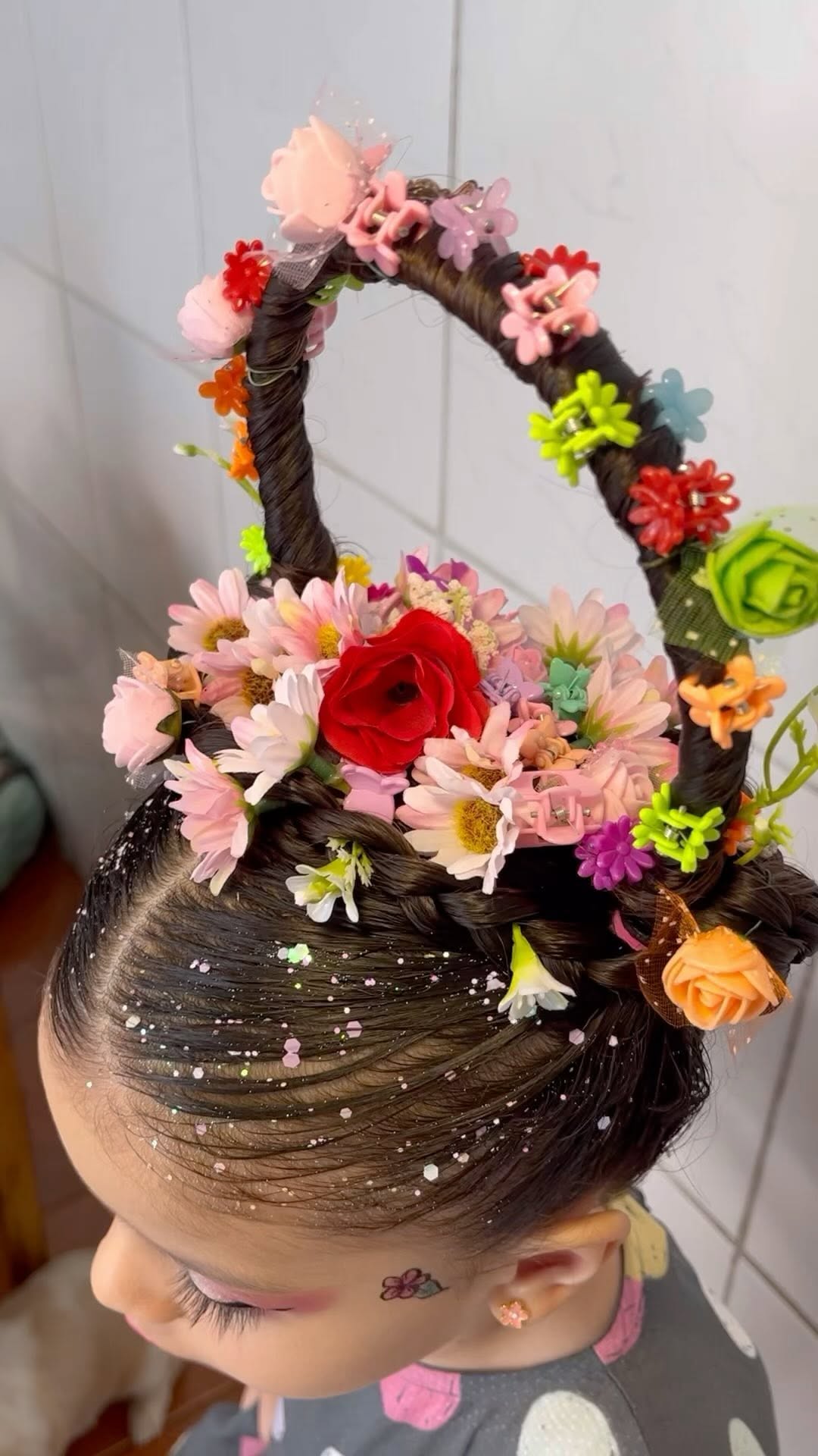 Penteado com cesta de flores feita de cabelo