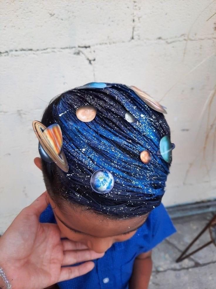 Cabelo maluco com planetas e glitter azul imitando galáxia