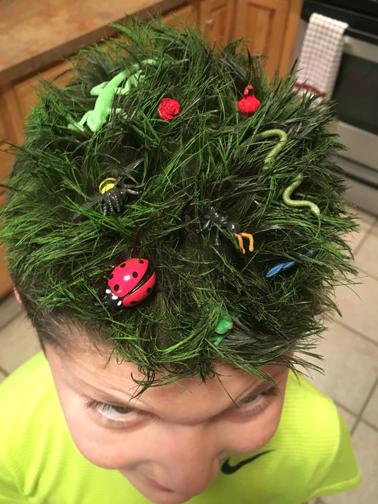 Penteado de cabelo maluco com grama verde e insetos