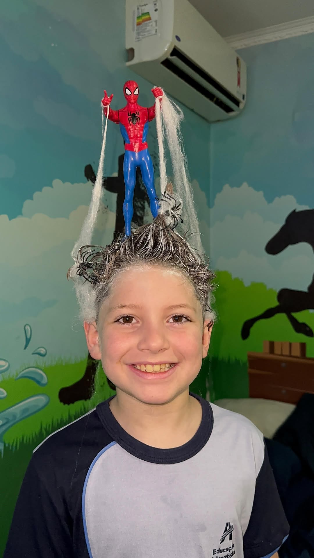 Penteado de cabelo maluco com boneco do Homem-Aranha e teias