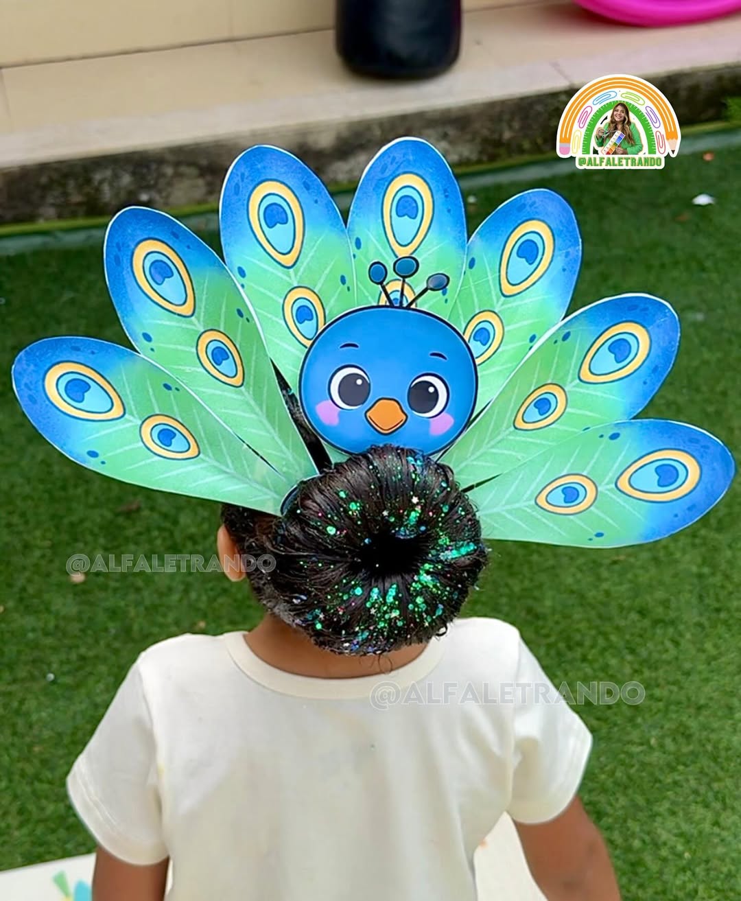 Penteado de cabelo maluco com pavão colorido