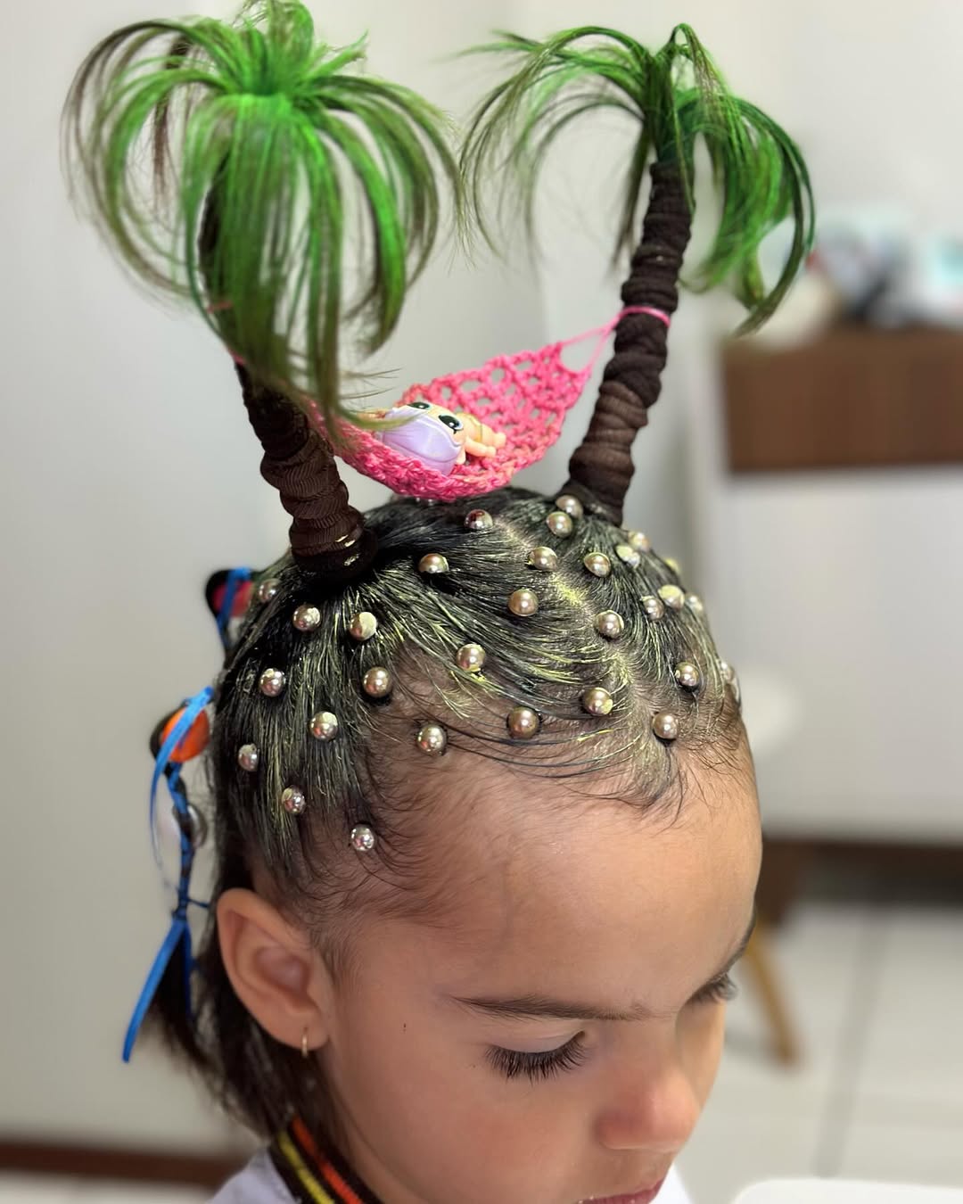 Cabelo maluco com coqueiros e rede de brinquedo