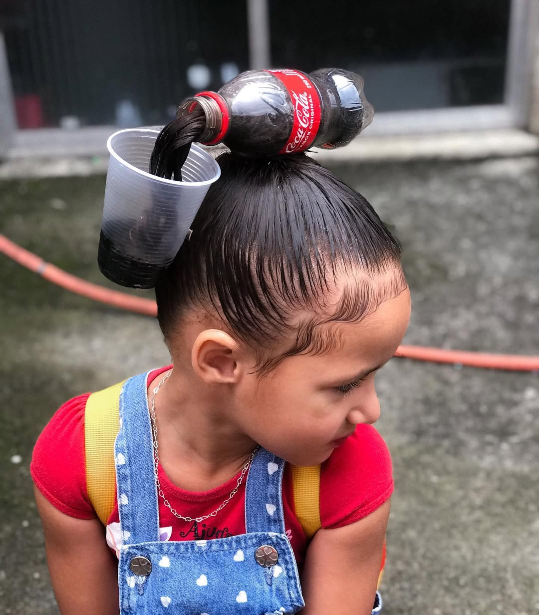 Penteado criativo com garrafa de refrigerante e copo