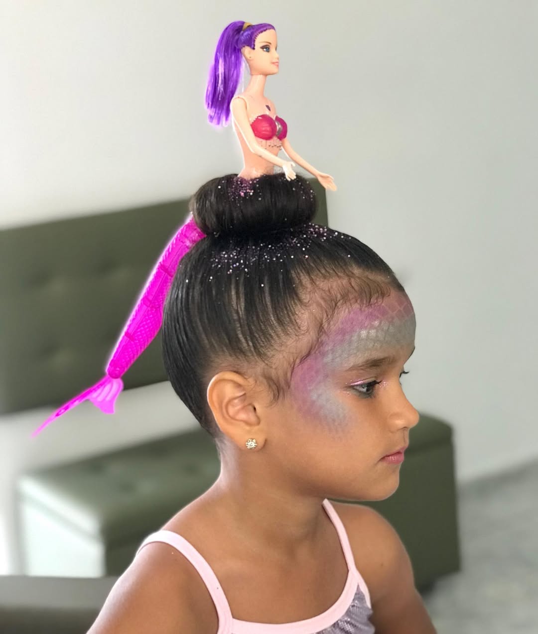 Penteado de cabelo maluco com sereia no coque