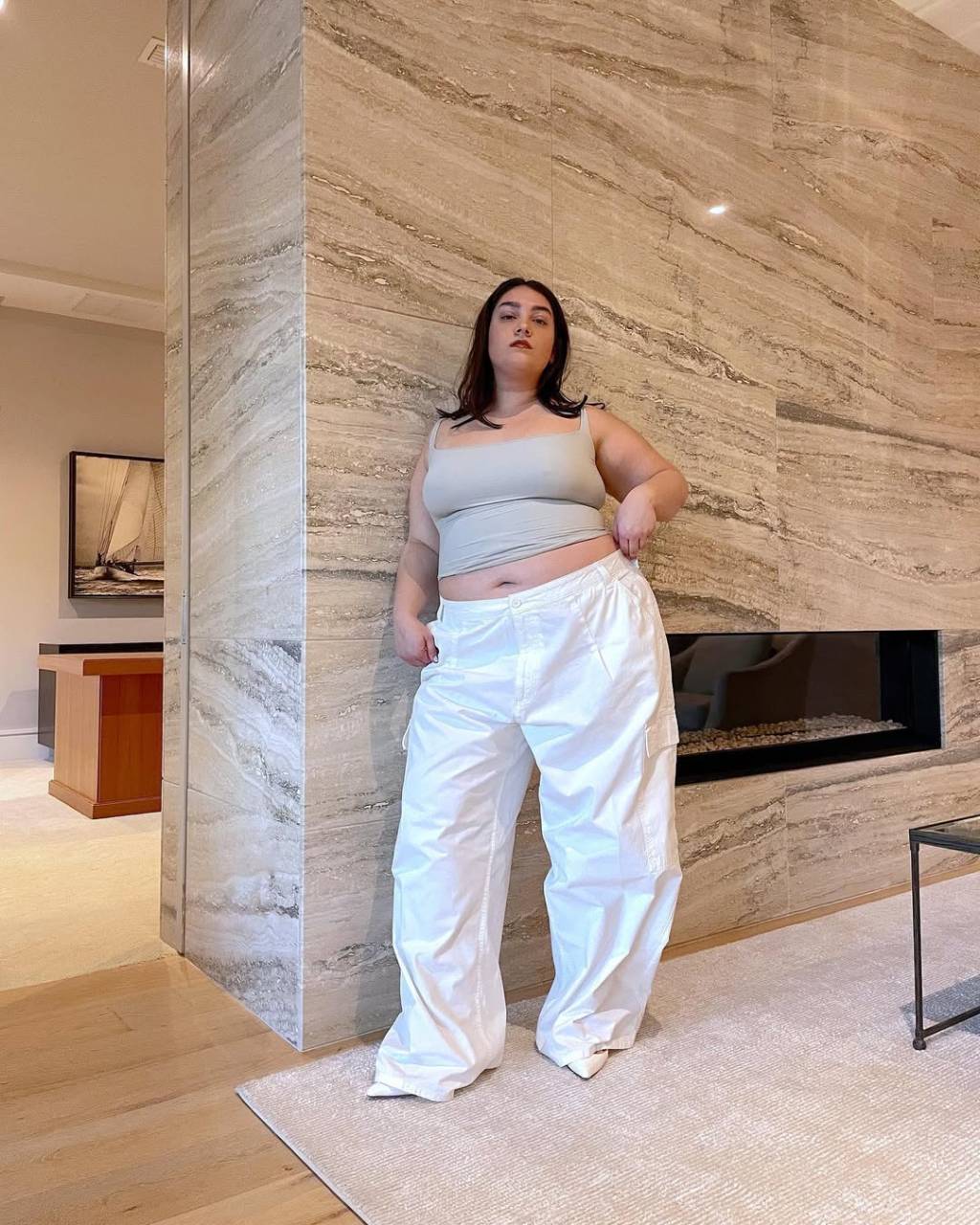 calca-basica-e-blusa-basica Look plus size minimalista com calça branca cargo e cropped bege