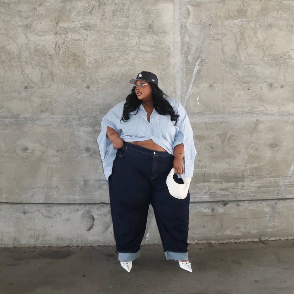 calca-jeans-e-scarpin Look plus size com jeans escuro, camisa oversized e scarpin branco