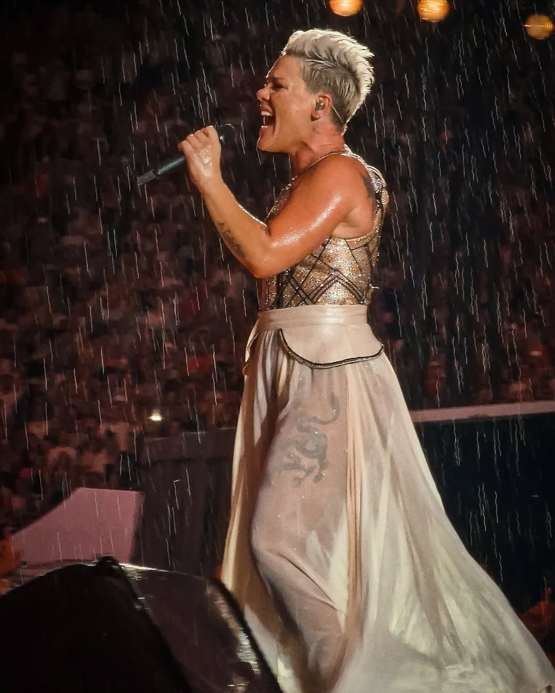 Imagem de Pink com visual pixie cut para rostos redondos.