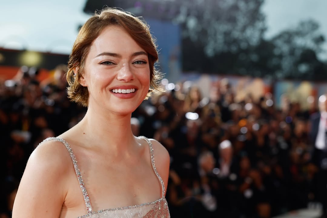 Imagem de Emma Stone com visual de bob com franja lateral para rostos redondos.