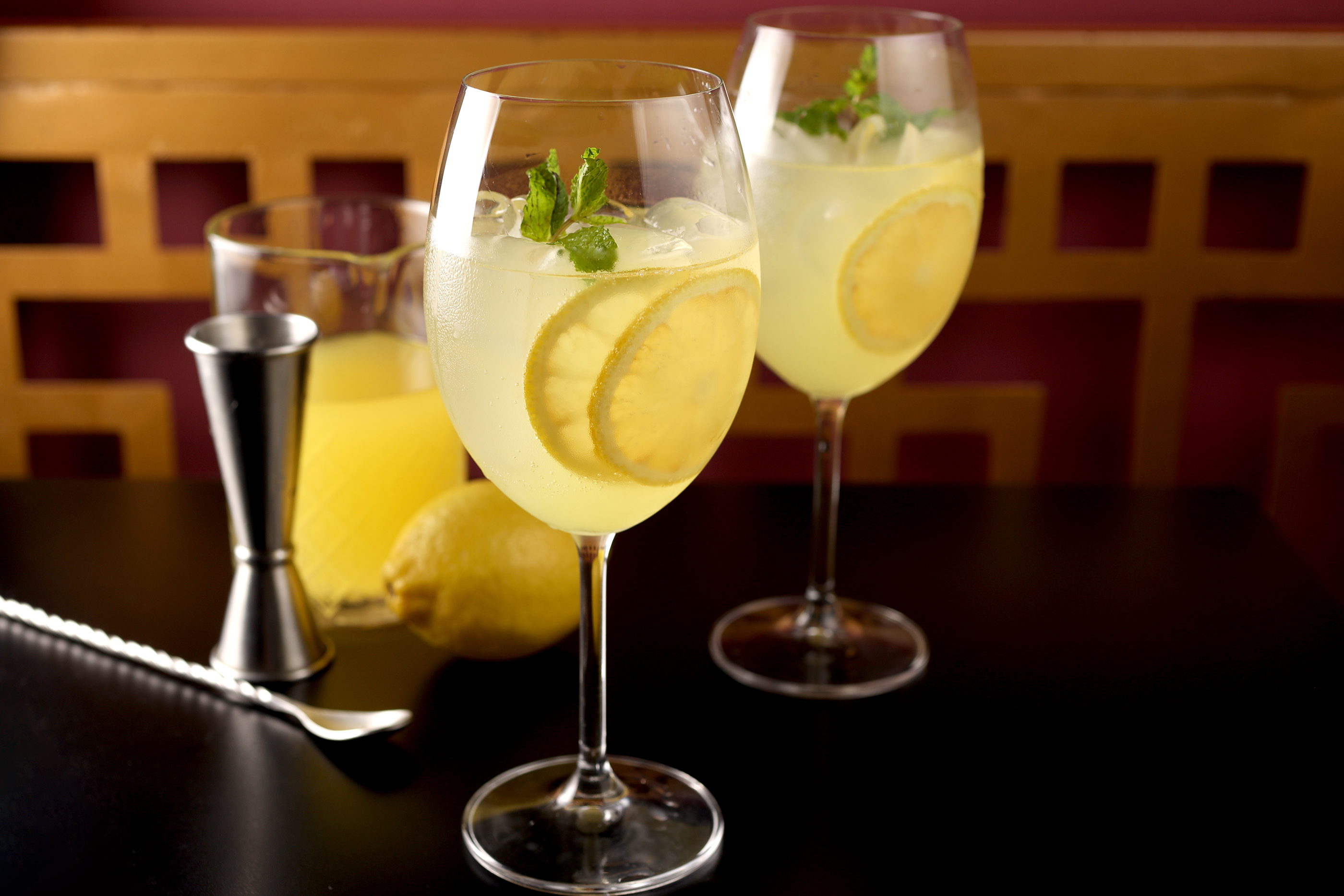 Imagem de duas taças de drink com limão