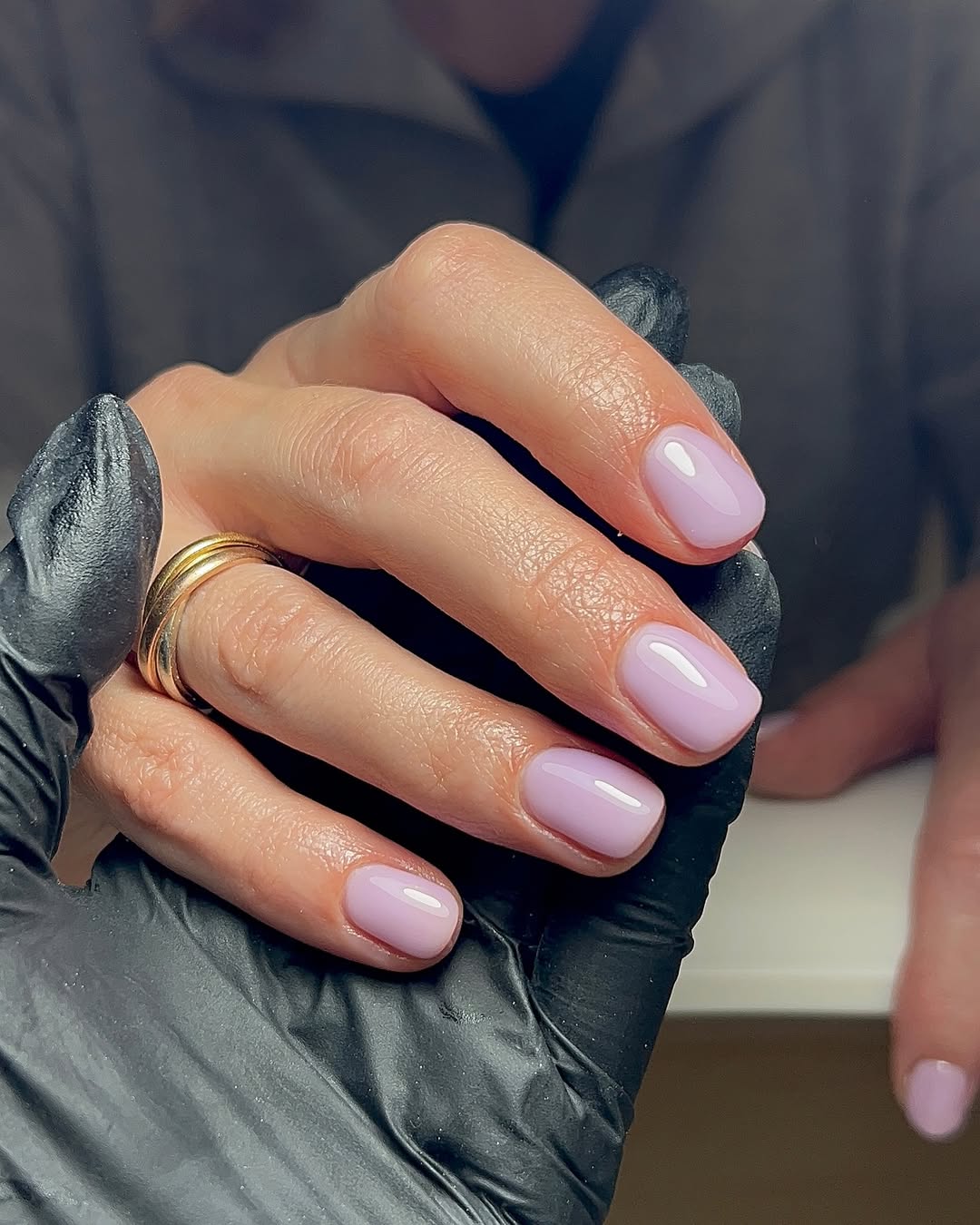 Unhas com esmalte lilás pastel delicado
