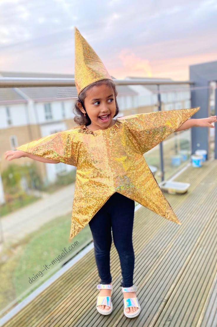 Fantasia infantil de estrela dourada simples e criativa