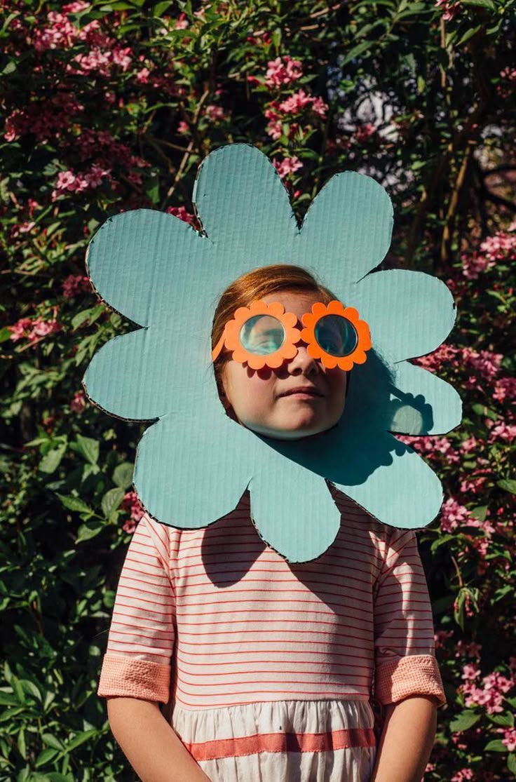 Fantasia infantil de flor criativa com pétalas coloridas