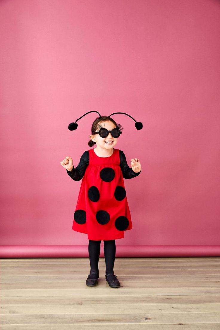 Fantasia infantil de joaninha com vestido vermelho e antenas