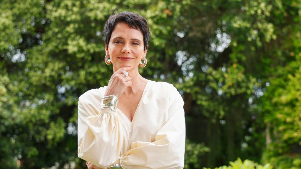 Descubra os livros que a tia Celina está lendo em “Vale Tudo”