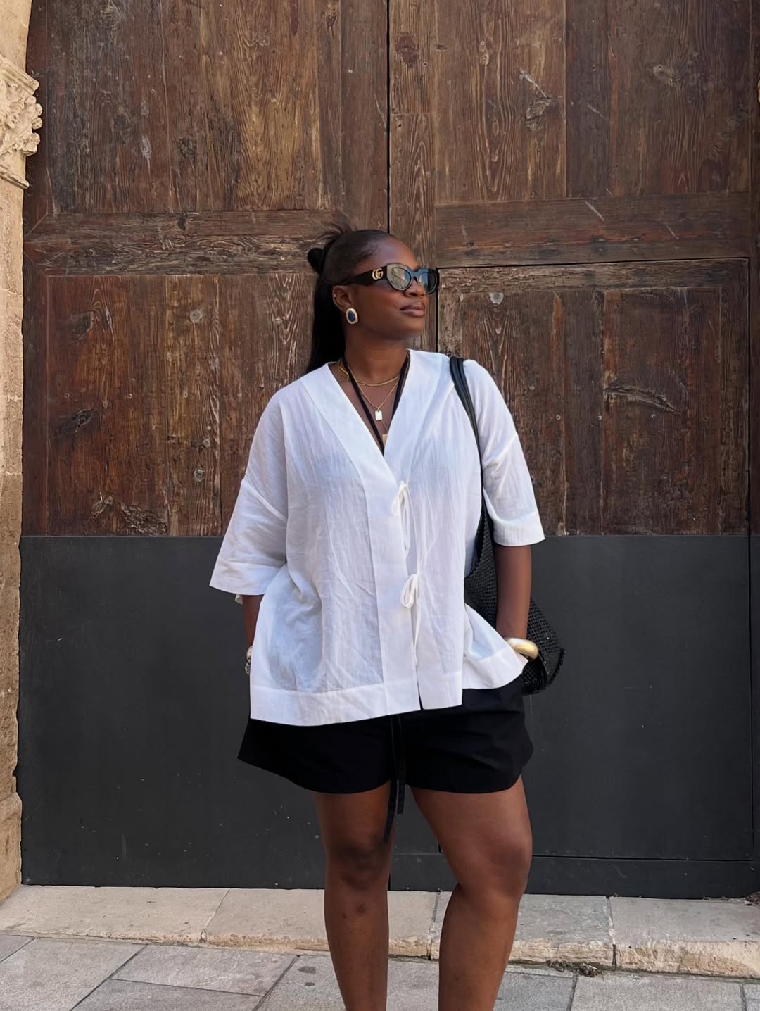 Camisa de algodão branca com short preto leve para look básico e fresco