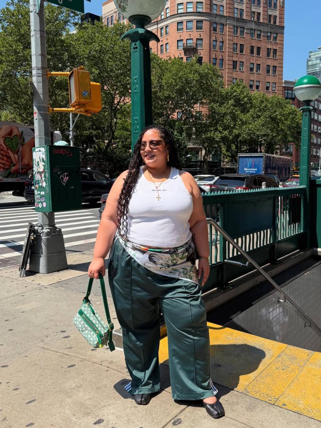 look-casual-e-lenco-para-dar-um-up Look plus size com calça verde, regata branca e lenço estampado