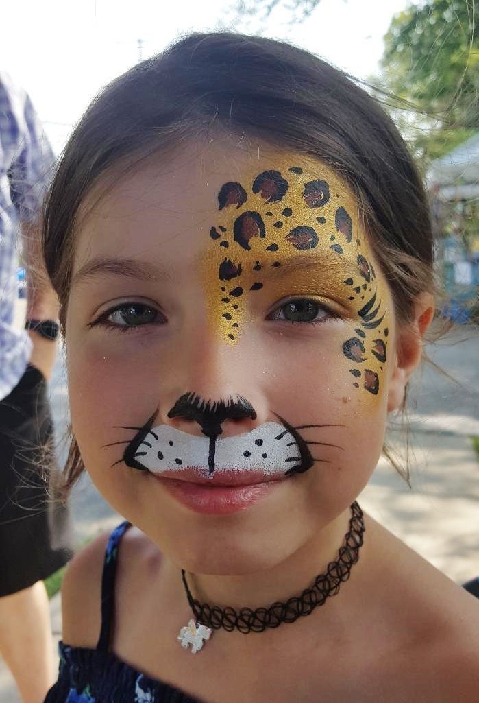 Foto de uma criança com a maquiagem de oncinha