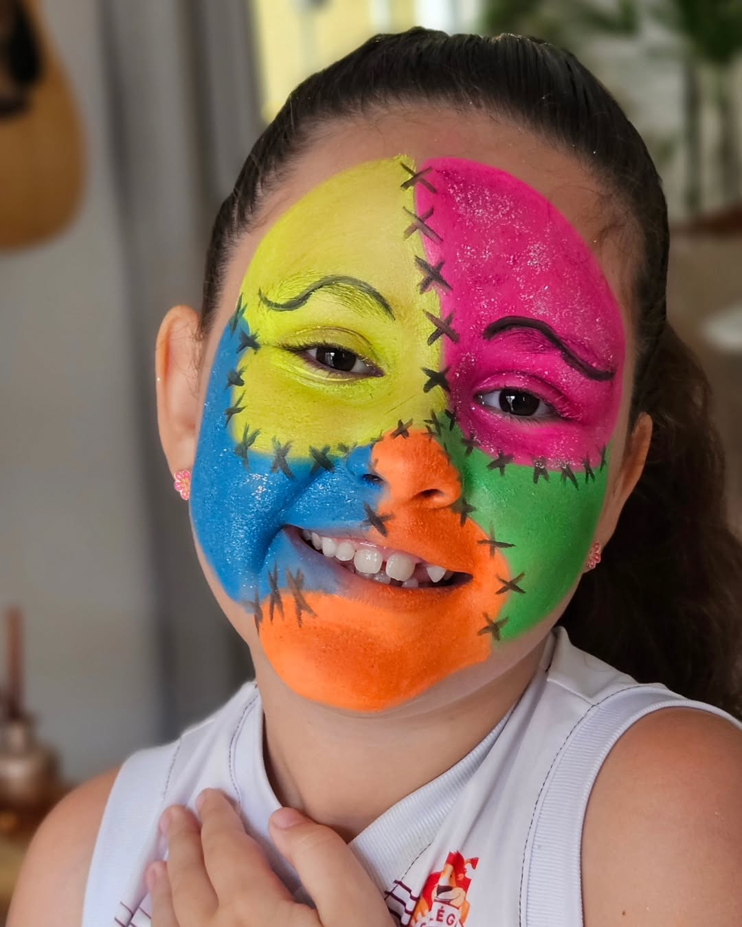 Foto de uma criança com uma maquiagem de costura