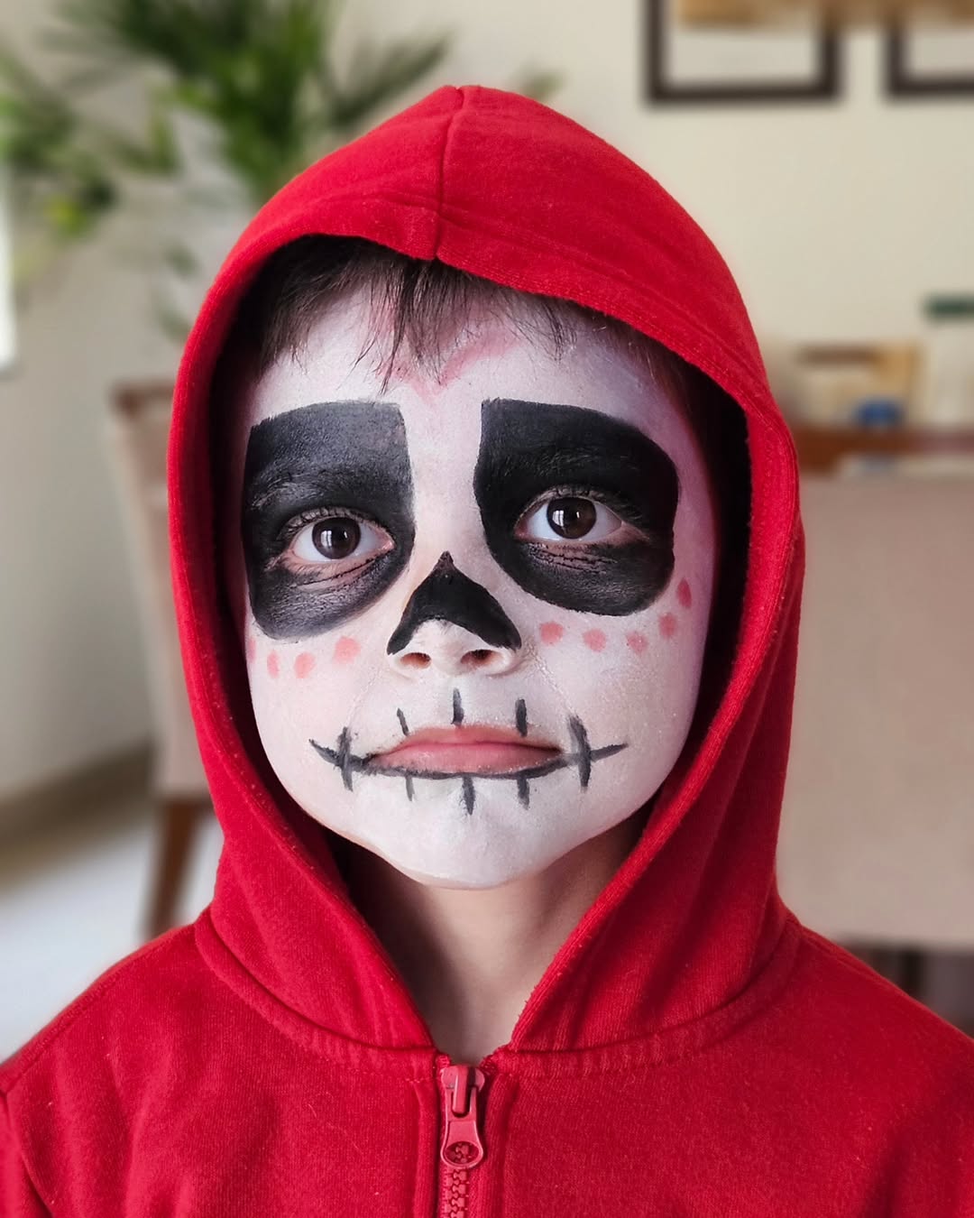 Foto de uma criança com uma maquiagem de fantasminha
