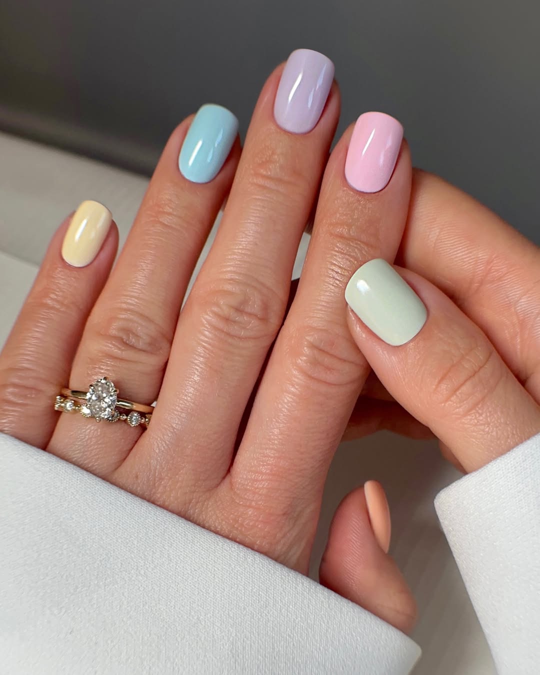 Unhas esmaltadas em mix de cores pastéis suaves