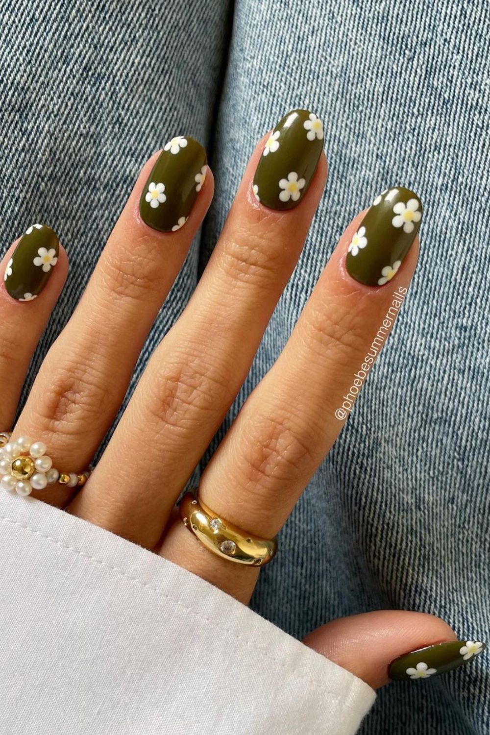 Unhas verdes com detalhe floral.