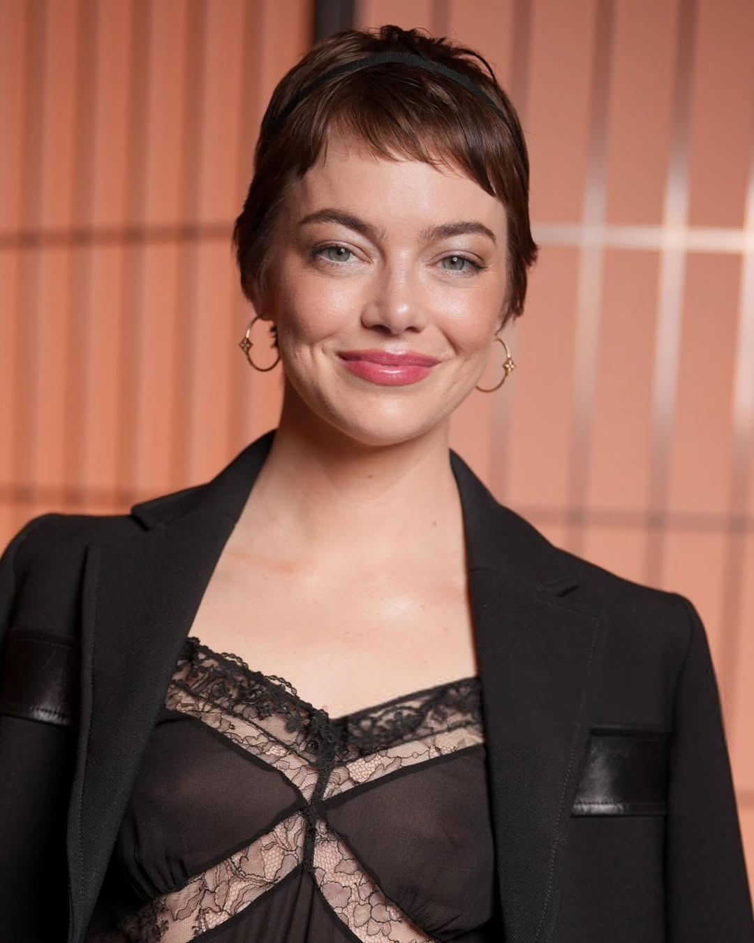 Imagem mostra visual com tiara de Emma Stone.