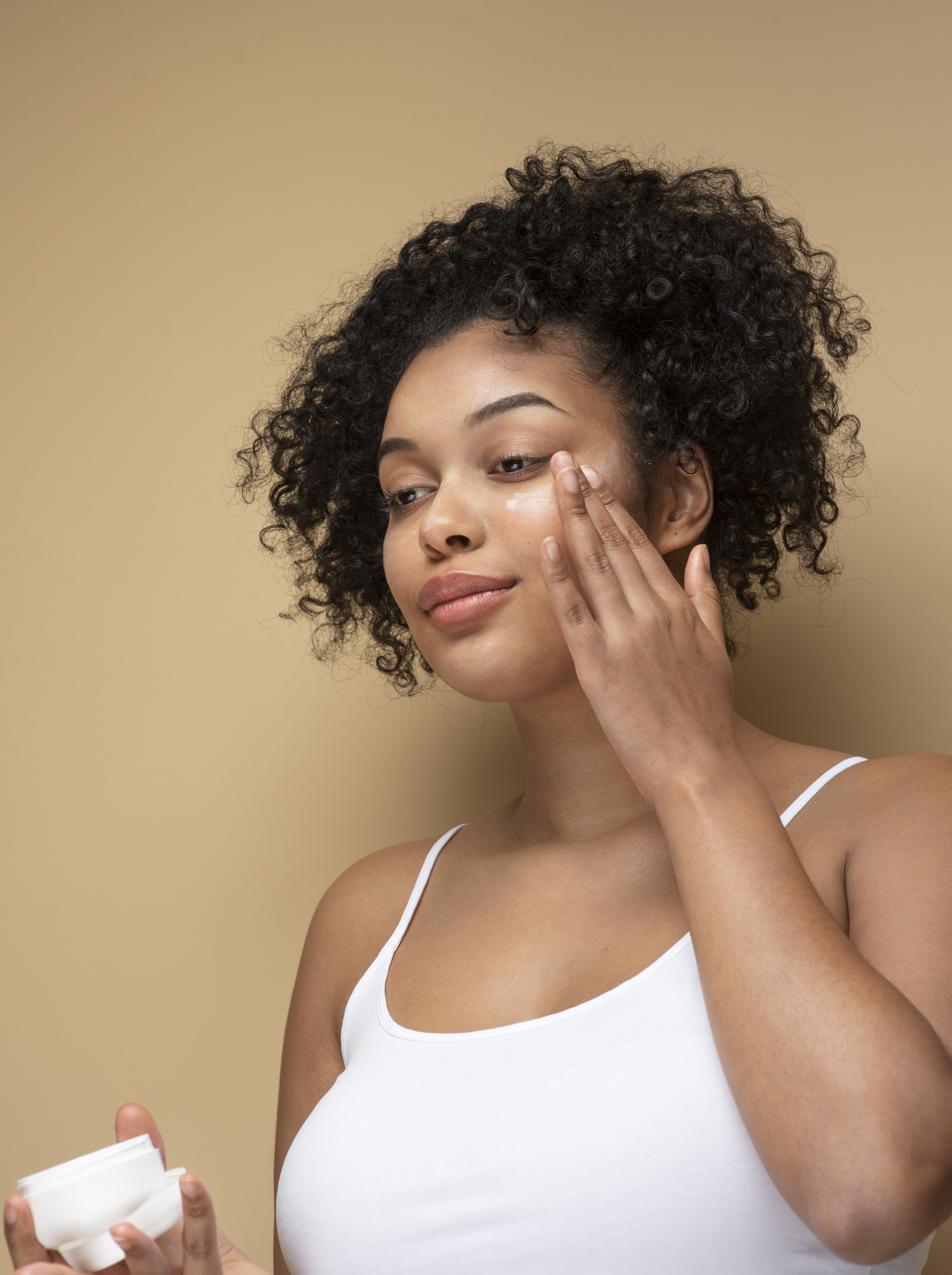 O retinol é indicado tanto para peles jovens, quanto maduras.