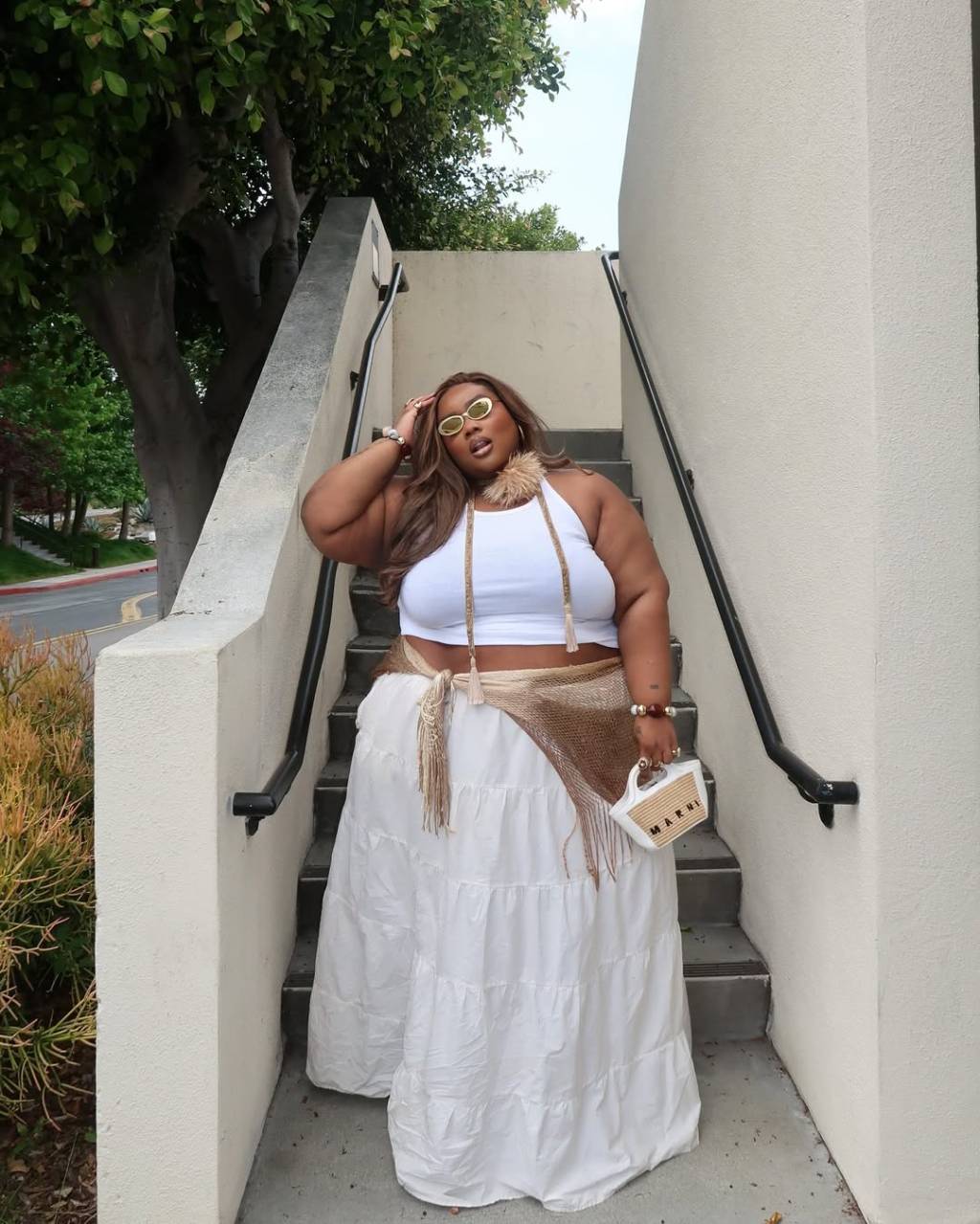 saia-longa-e-regata Look plus size com regata cropped e saia longa fluída branca